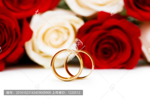 白色的玫瑰和結婚戒指