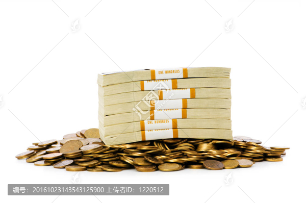 白色背景上的硬幣和硬幣
