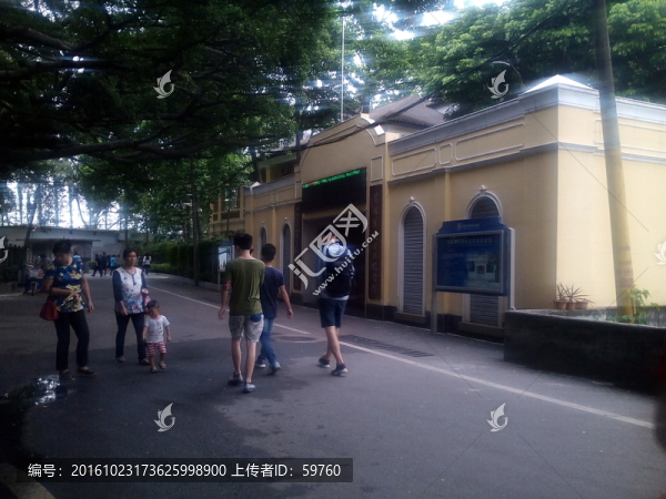 參觀黃埔軍校的游人