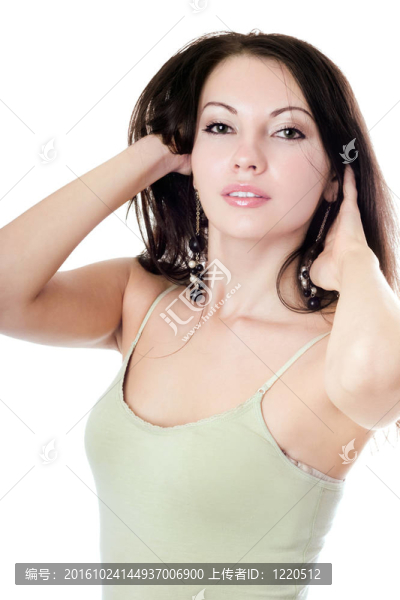 在橄欖色的衣服的年輕漂亮的黑發(fā)