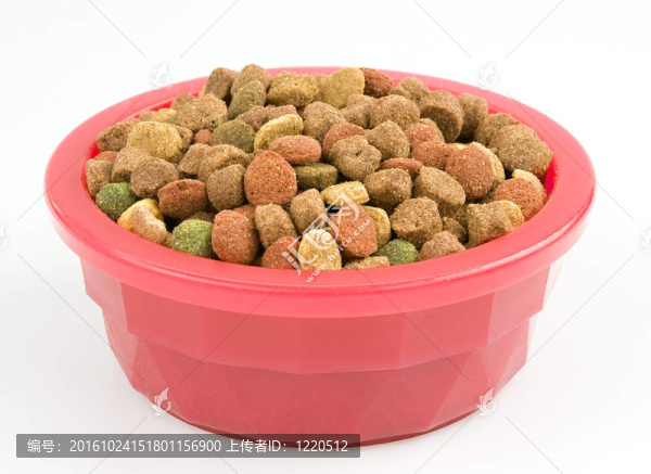 用白色隔離的粉紅色碗干狗食