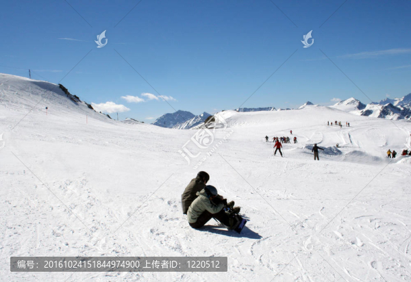 在高山滑雪場滑雪