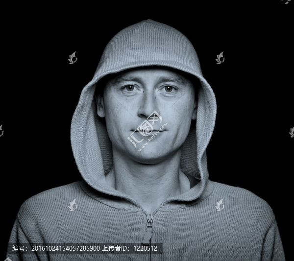在一個連帽衫時髦衣服的男性黑人