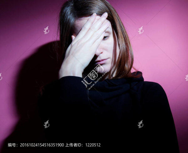 患有嚴重抑郁癥的年輕婦女