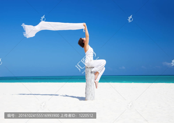 海灘上的快樂(lè)女人