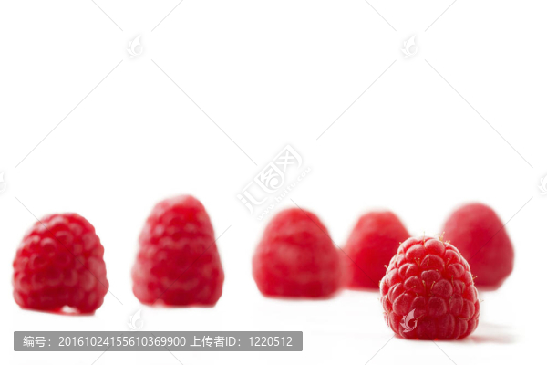 五個(gè)白色背景上的一個(gè)覆盆子