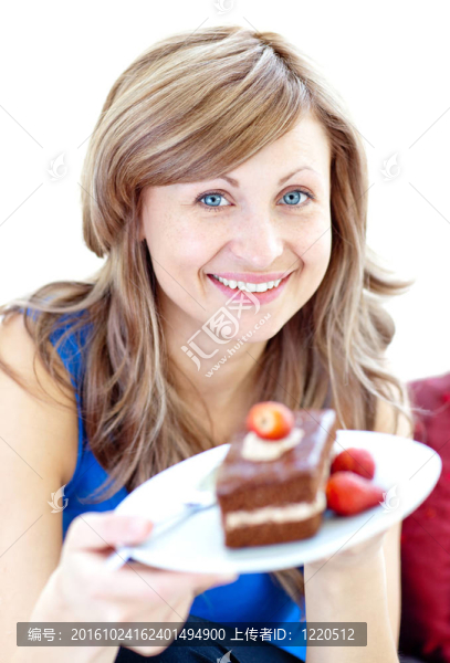 幸福的女人拿著一塊蛋糕