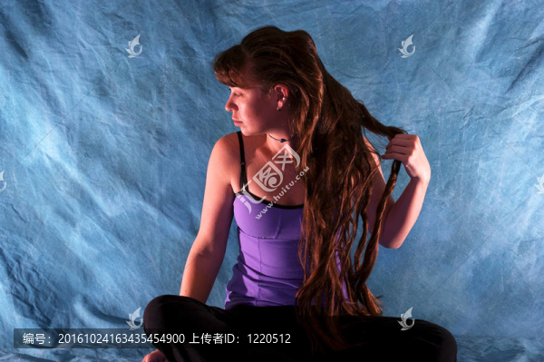 美麗體貼的女人望向身邊