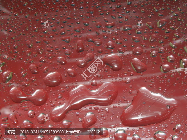 抽象。水。背后的酒吧
