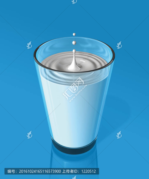 牛奶杯中的牛奶和波紋
