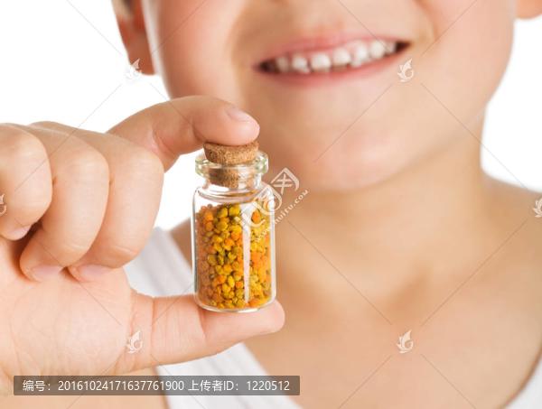 抱著小瓶子的小男孩