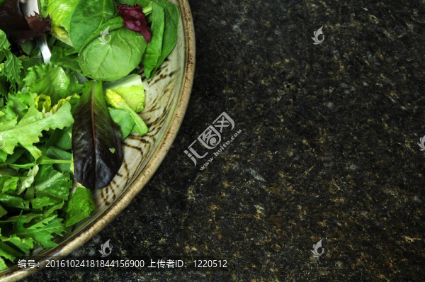 與分隔開的碗沙拉