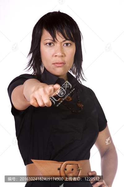 美女指著相機(jī)