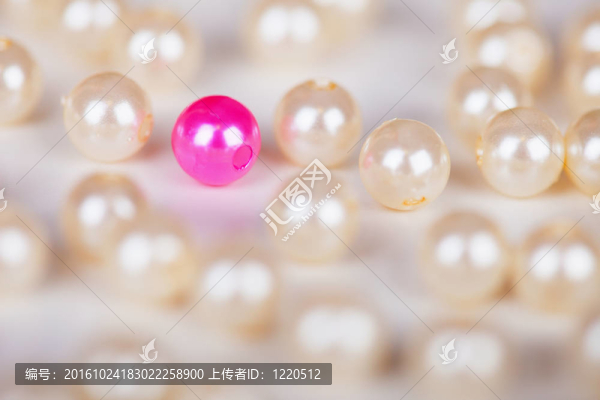 不同顏色的假珍珠