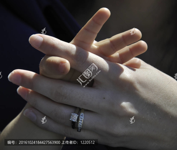 抱著母親的手