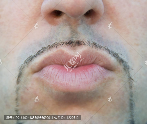 閉上一個(gè)男人的嘴唇送一個(gè)吻。