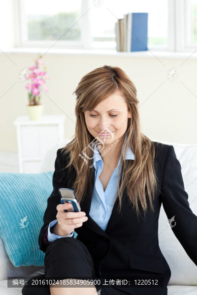 自信的女商人用筆記本