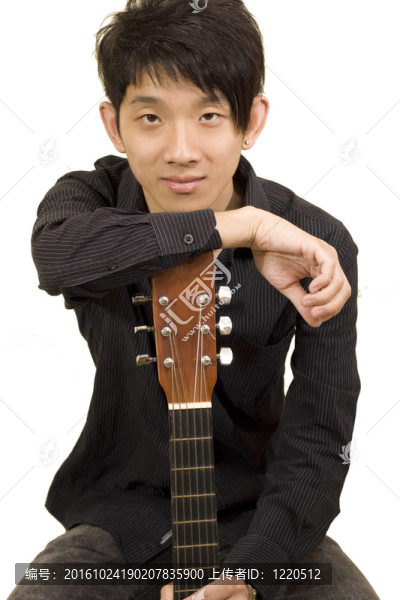 亞洲男孩彈吉他