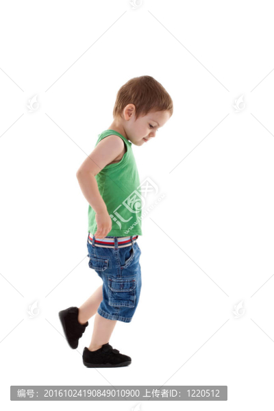 行走的小男孩