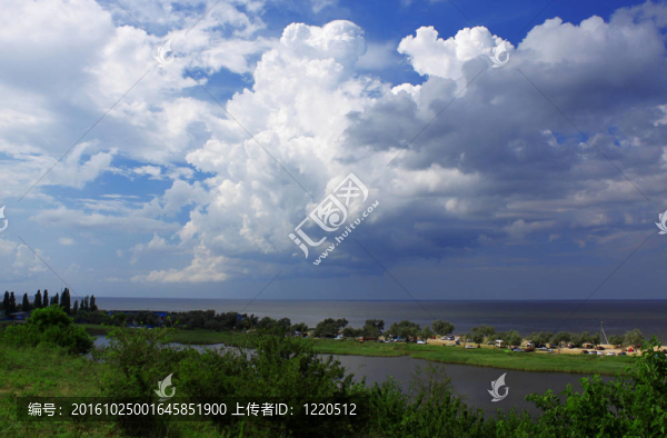 海岸線和蓬松的云