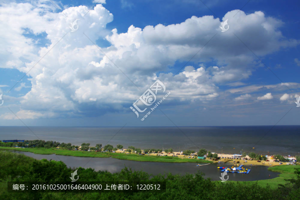 海岸線和蓬松的云