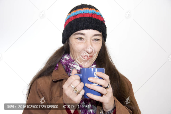 喝茶的女人
