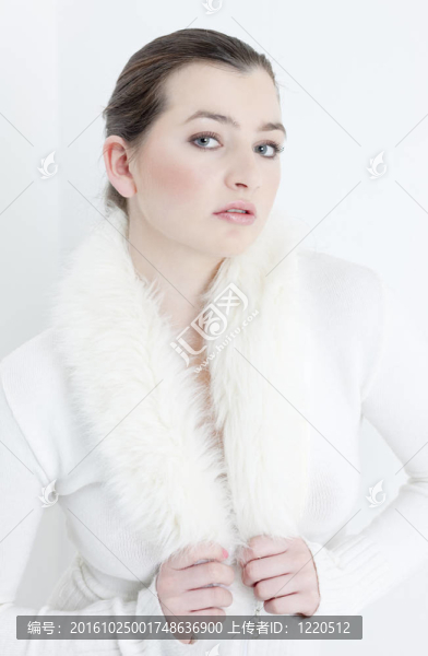 穿白色毛衣的年輕女子肖像