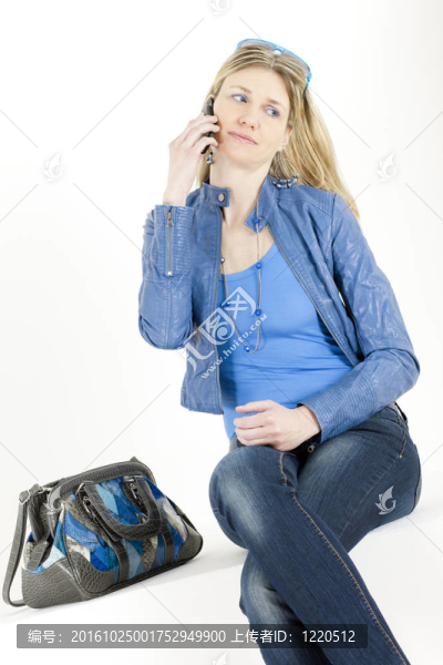 坐著女人的肖像手機(jī)和手提包