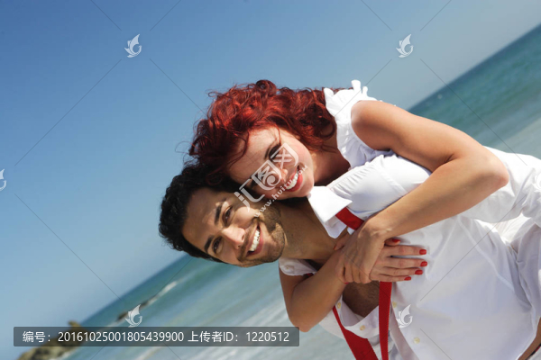 年輕夫婦在海灘上玩