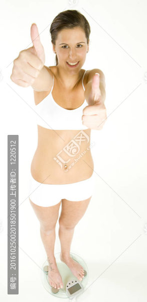 婦女穿著內(nèi)衣站在體重秤上