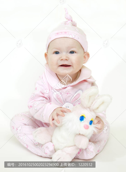 坐著的小女孩和一只兔子玩具