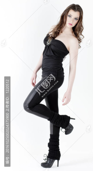 站立的年輕婦女穿著黑色的衣服