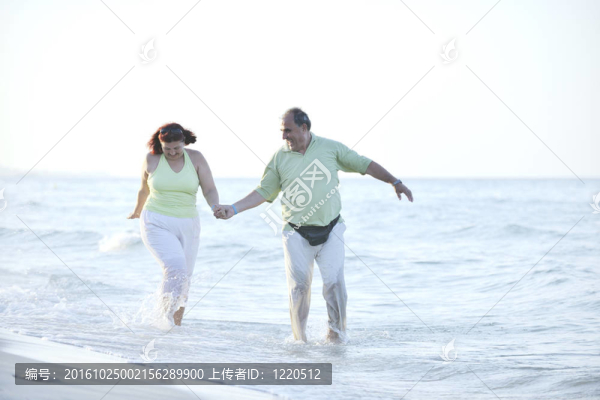 海灘上的快樂老年夫婦