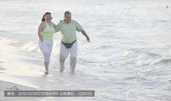 海灘上的快樂老年夫婦
