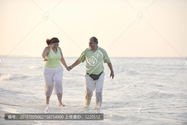 海灘上的快樂老年夫婦