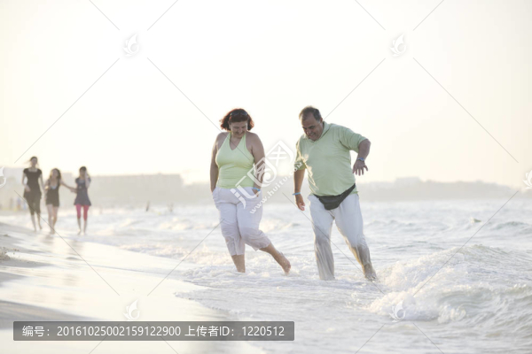 海灘上的快樂老年夫婦