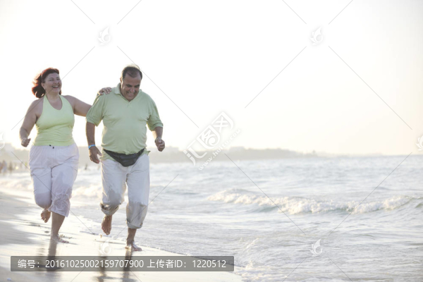 海灘上的快樂老年夫婦
