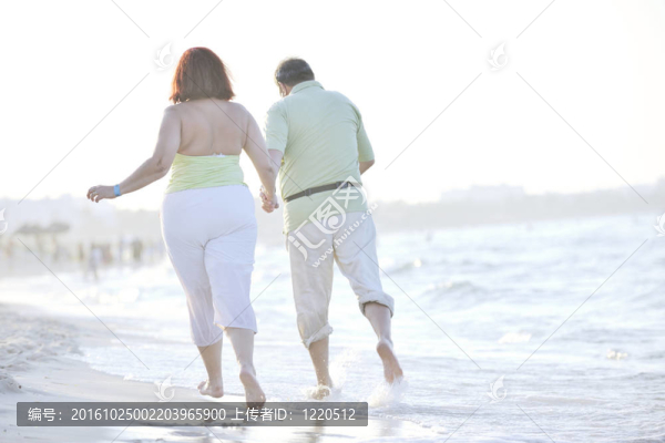海灘上的快樂老年夫婦