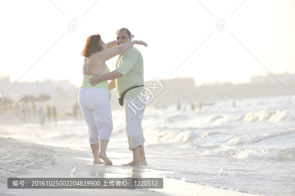 海灘上的快樂老年夫婦