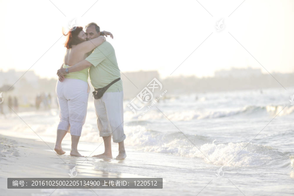 海灘上的快樂老年夫婦