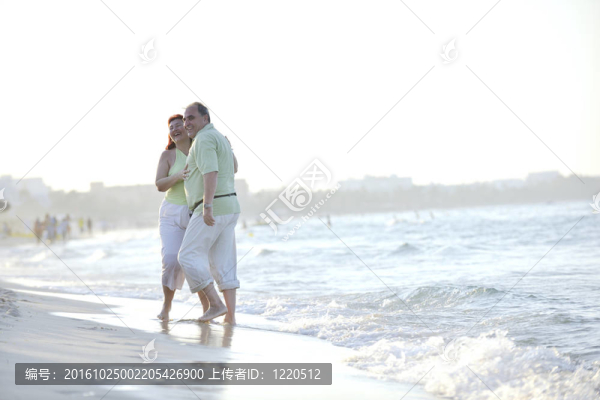 海灘上的快樂老年夫婦