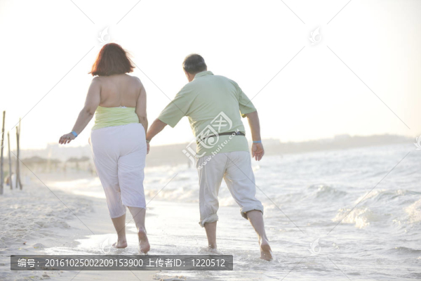 海灘上的快樂老年夫婦