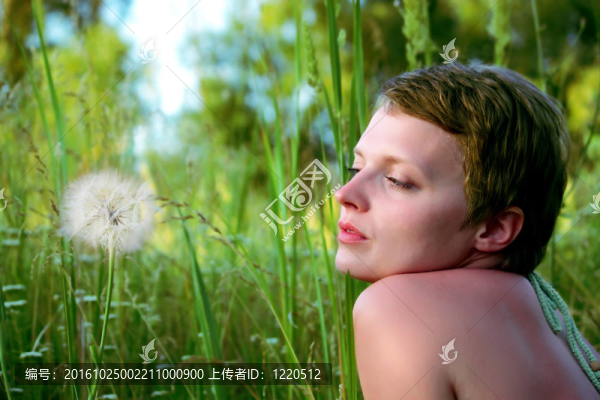 一個年輕女孩的臉