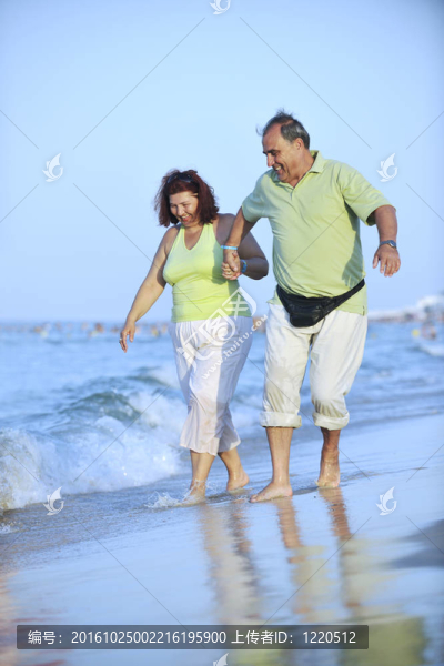 海灘上的快樂老年夫婦