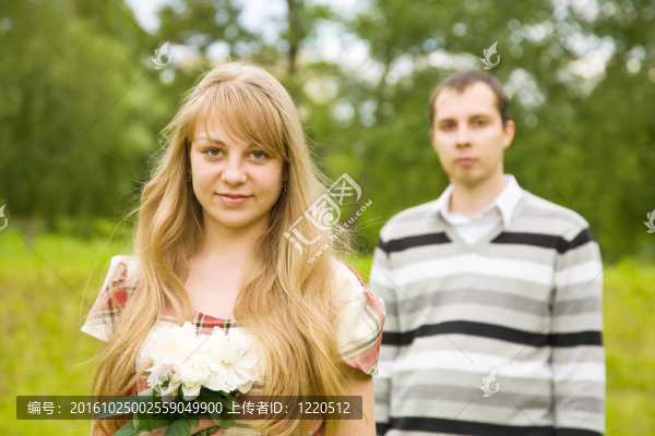 年輕的夫婦在戶外