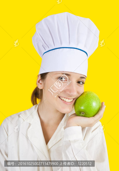 女廚師拿著蘋果