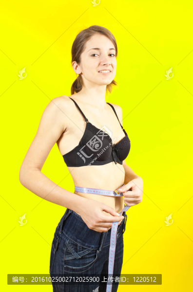 測量腰圍的女孩