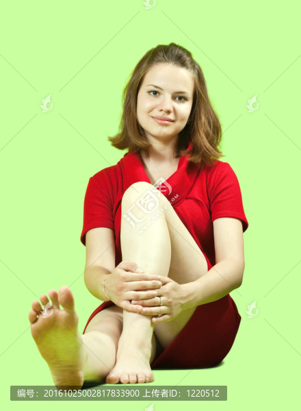 穿著紅裙子的坐著的女孩