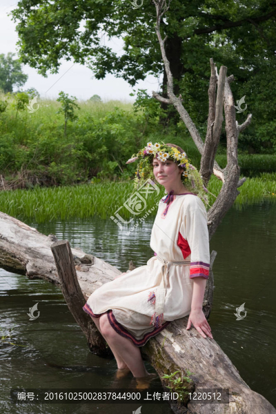 在花的花冠在河的女孩