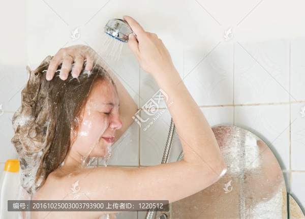 女孩洗澡